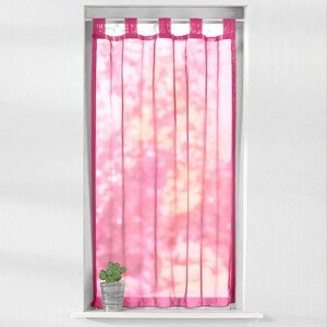 Voálová záclonka zakončená pútkami