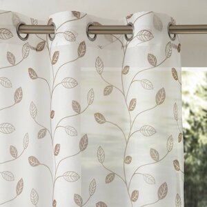 Voálová záclona s motívom listov zakončená očkami