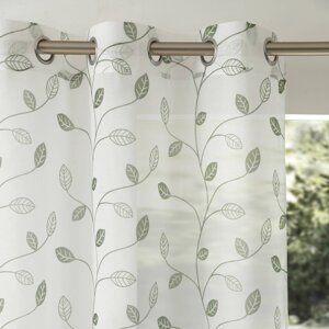 Voálová záclona s motívom listov zakončená očkami