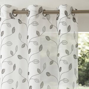 Voálová záclona s motívom listov zakončená očkami