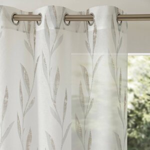 Voálová záclona s potlačou rastlín zakončená očkami