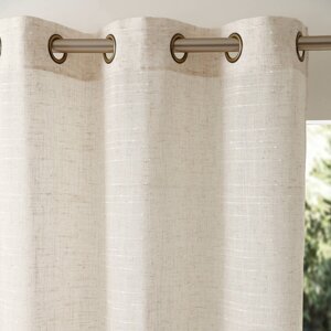 Voálová záclona z originálnej tkaniny zakončená očkami