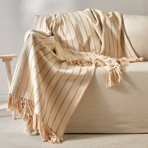 Pléd alebo prikrývka na pohovku so strapcami