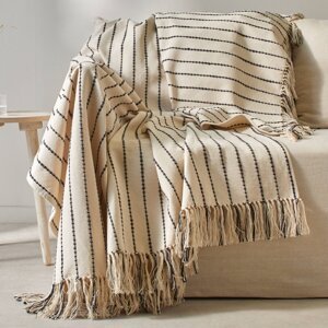 Pléd alebo prikrývka na pohovku so strapcami