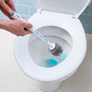 Toaletná kefa s funkciou rozprašovania