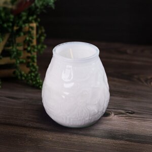 Sviečka v bielom sklenenom svietniku