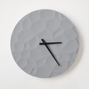 ODLITO ODLIATO Betónové nástenné hodiny Mesačný kráter – šedá – 50 cm – čierne ručičky